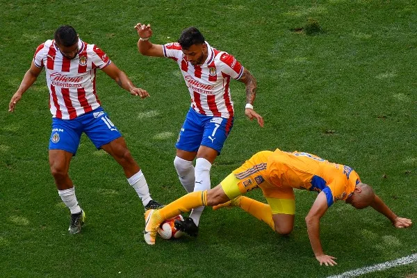 Acción en el Chivas vs Tigres de la J17