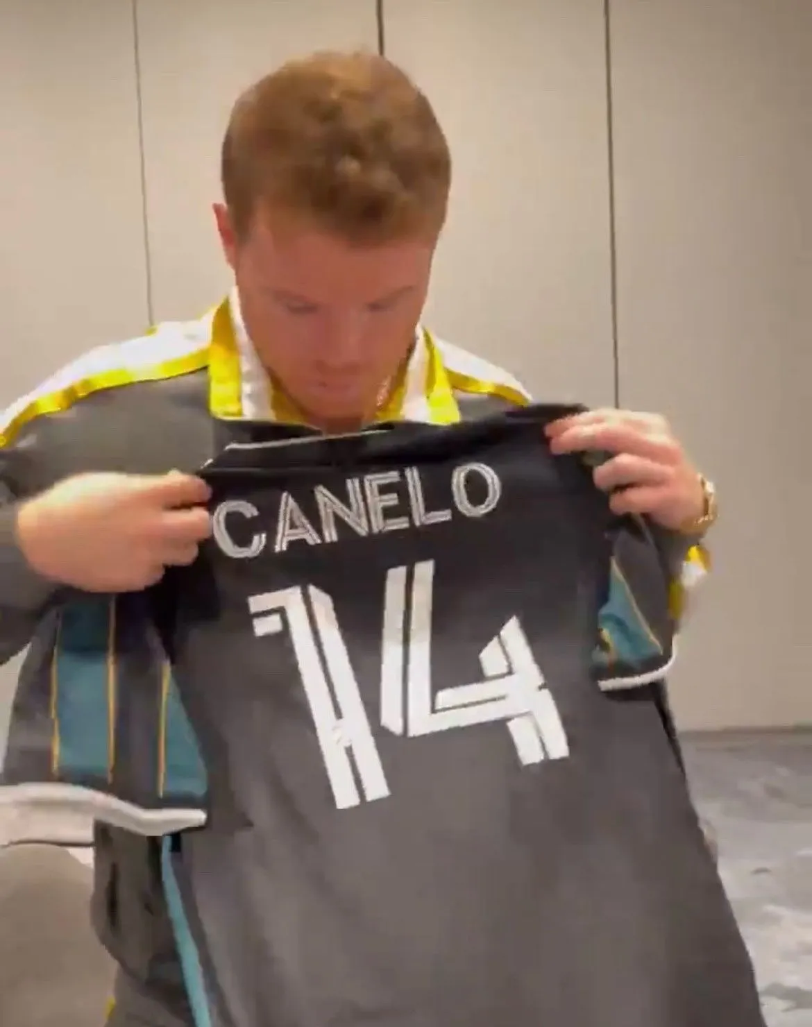 IMAGO7 Canelo Álvarez con la playera del Galaxy
