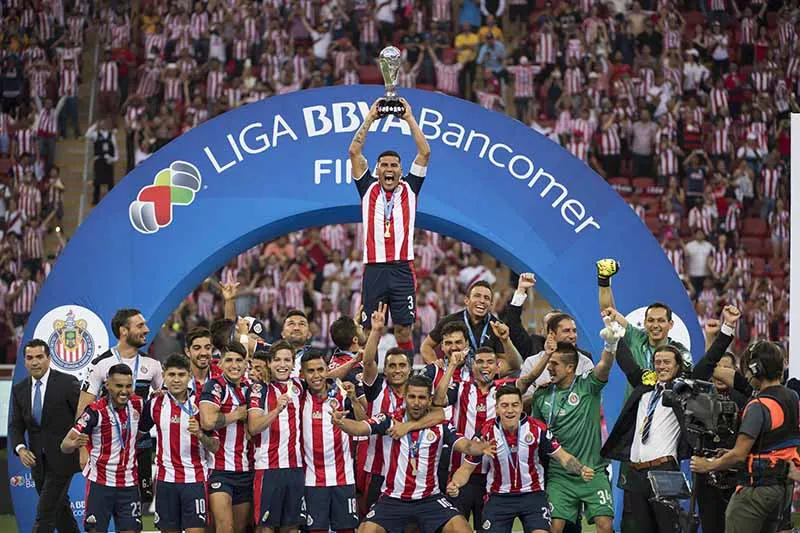 Carlos Salcido levanta el trofeo de campeón de Liga MX
