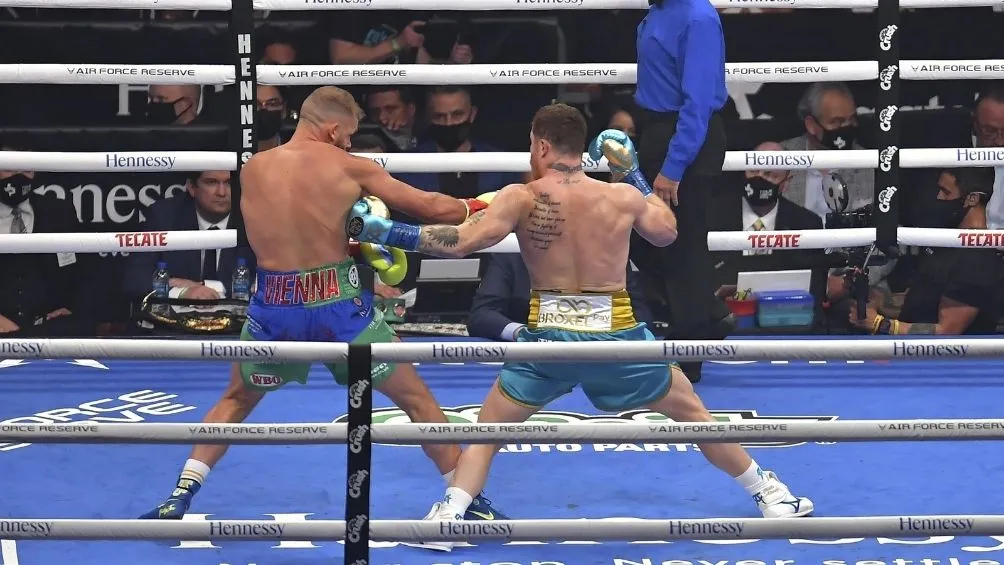 Canelo venció a Saunders