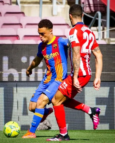 TWITTER @FCBarcelona_es Barcelona en acción contra el Atlético de Madrid