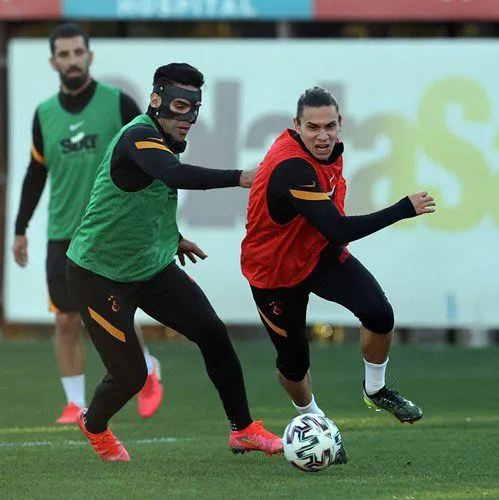 Falcao en entrenamiento con máscara de recuperación tras fractura en el rostro