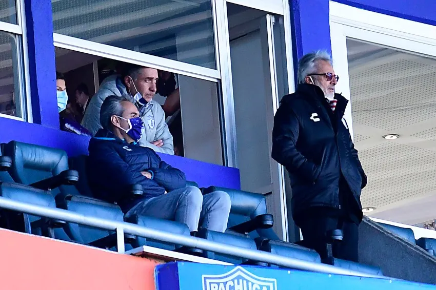 Jesús Martínez observando un partido del Pachuca