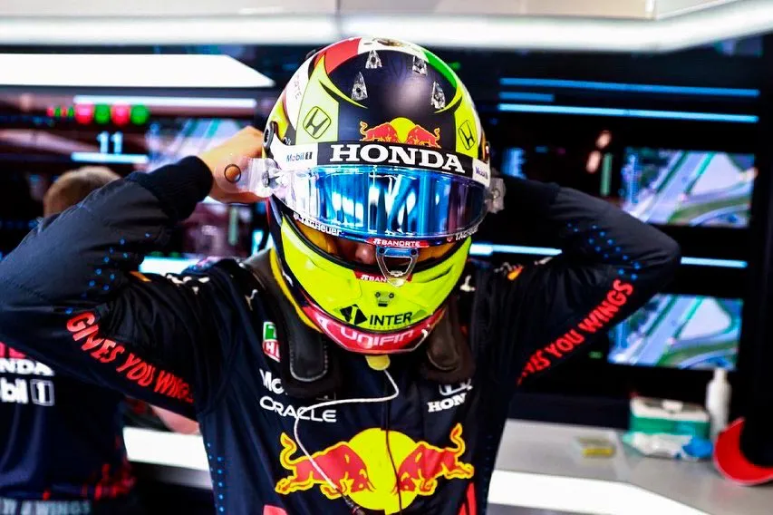 El piloto mexicano antes de la carrera