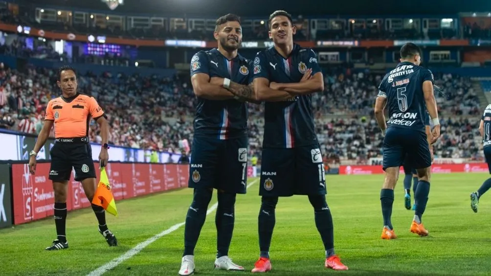 Vega y Antuna festejan el primer gol