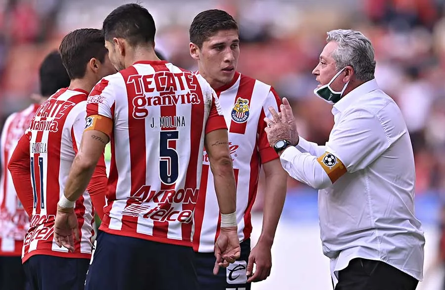 Vucetich da instrucciones a sus jugadores