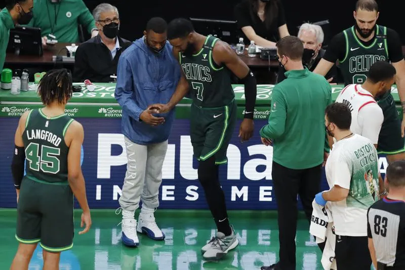 Jaylen Brown es atendido tras lesión
