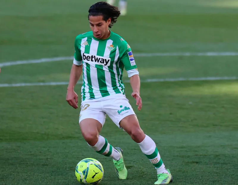 TWITTER @RealBetis El mexicano en un partido del Betis