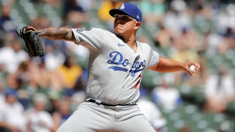 Julio Urías en juego ante Brewers