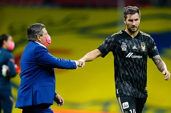 IMAGO7 El estratega junto a Gignac en un partido