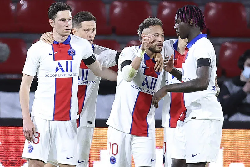 Jugadores del PSG festejan un tanto en Liga