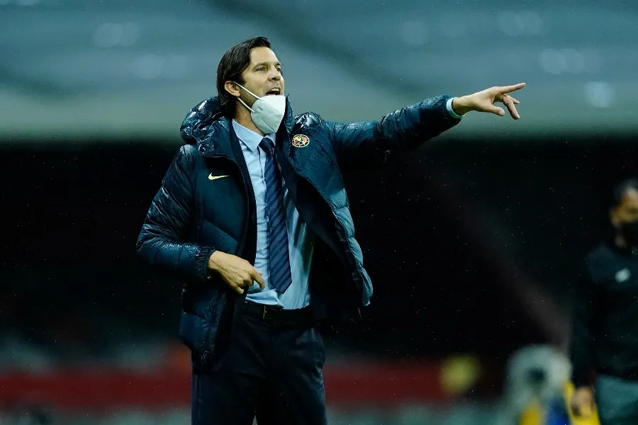 IMAGO7 Santiago Solari durante un partido con América