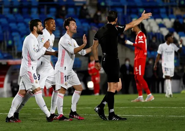 EFE Jugadores del Real Madrid protestan contra el árbitro por penal concedido al Sevilla