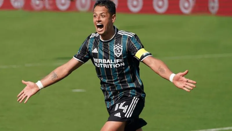 TWITTER @LAGALAXY_ES Chicharito Hernández celebra un gol con el Galaxy