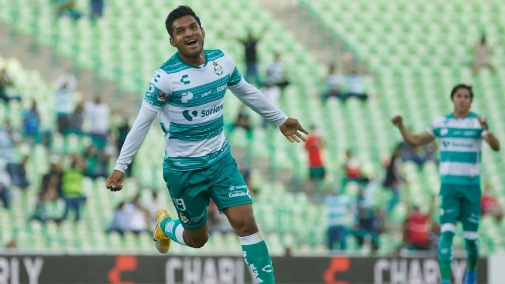 Aguirre en un partido con Santos