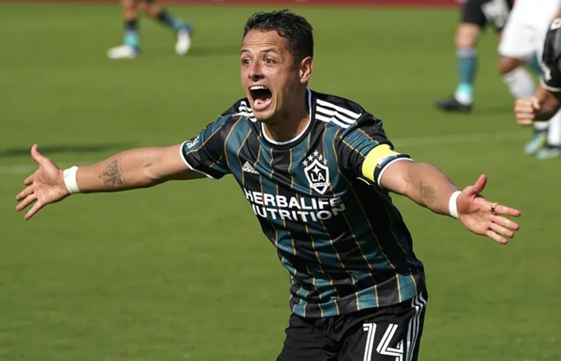AP Jaiver Hernández celebra gol con Galaxy
