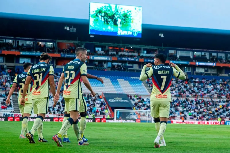 Los jugadores de las Águilas celebrando un gol