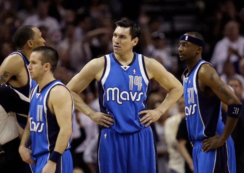 AP Eduardo Nájera en un partido con los Mavericks