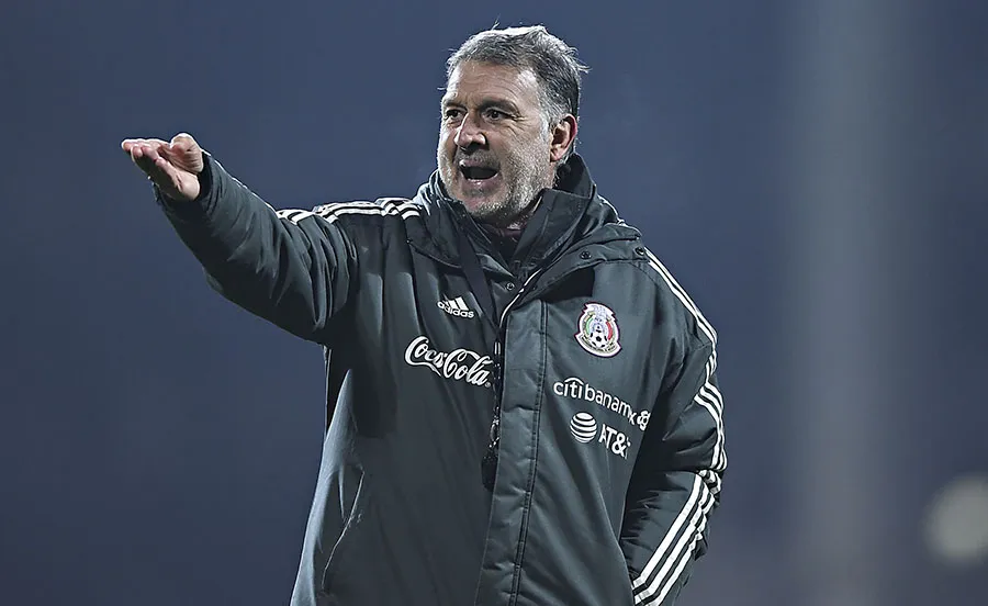 Gerardo Martino dando indicaciones en partido del Tricolor