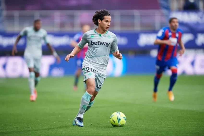 Diego Laínez en el partido entre Betis y Eibar