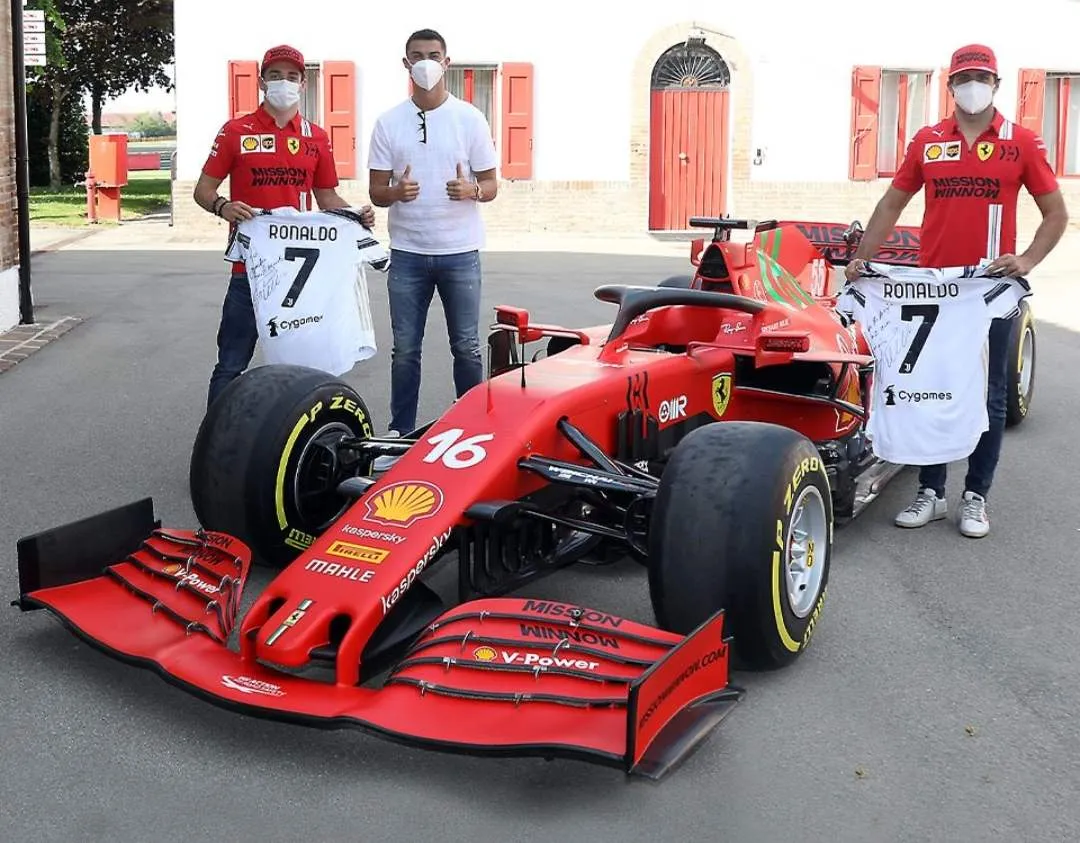 Cristiano Ronaldo con los pilotos de Ferrari