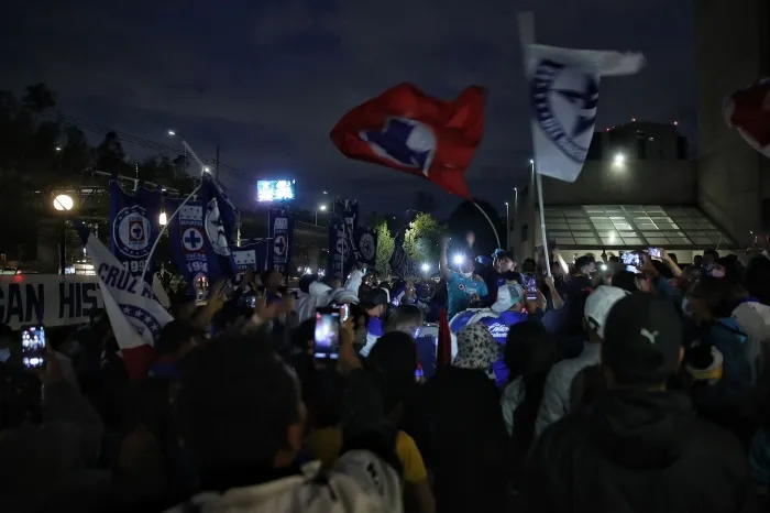 Afición de Cruz Azul alentando a su equipo en el hotel de concentración