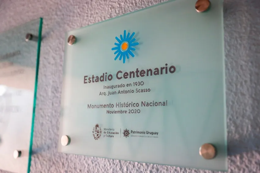 EFE Una placa al interior del estadio Centenario