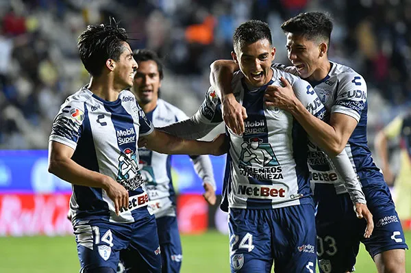 Jugadores de Pachuca festejan un gol