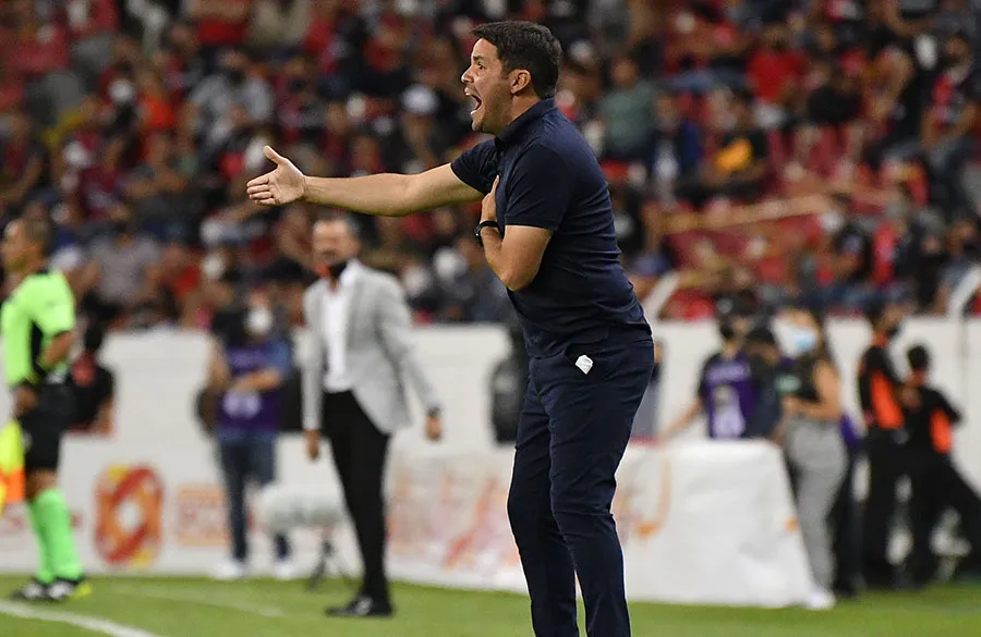 IMAGO7 Larcamón en juego ante Atlas