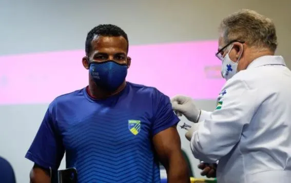 Atleta brasileño es vacunado contra el Covid-19