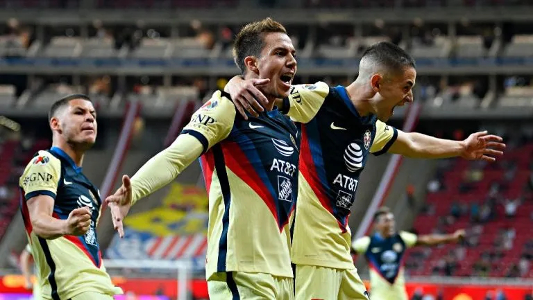 IMAGO7 Córdova y Fidalgo festejando un gol con América