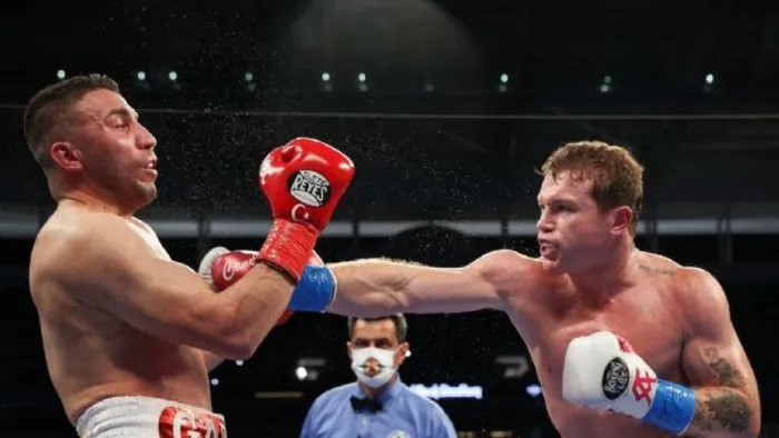 Benavidez recibiendo un golpe del Canelo