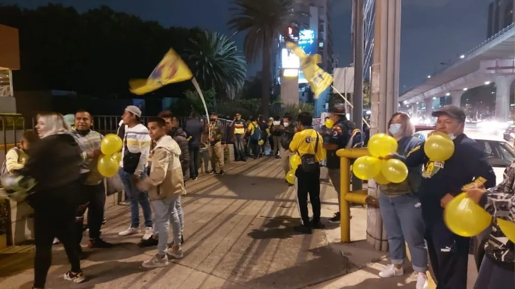 Afición del América afuera del hotel de concentración