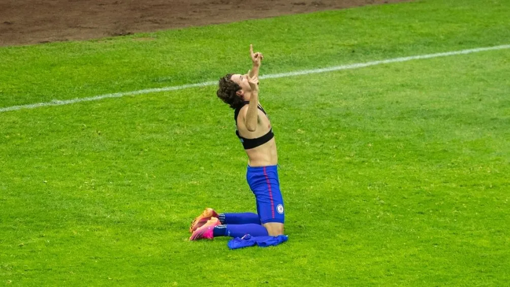 Santiago Giménez marcó el tercer gol