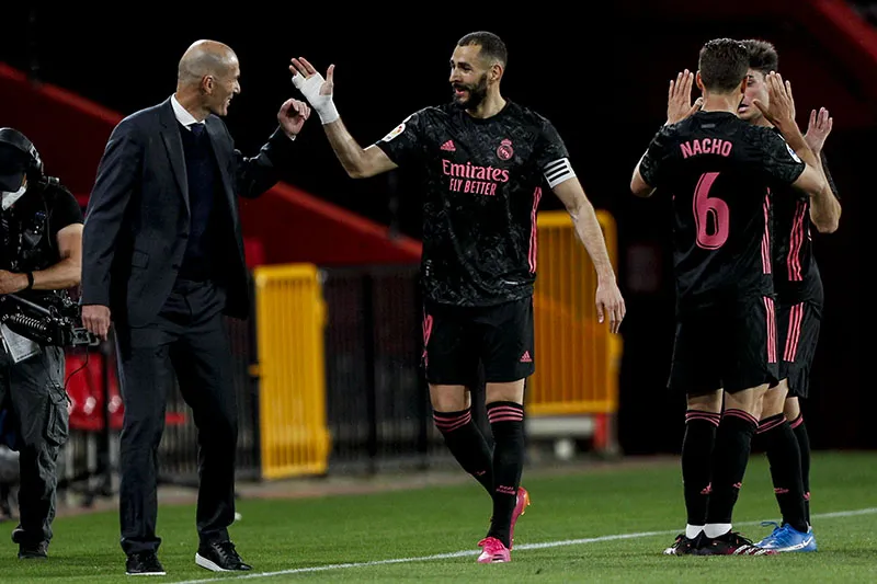 AP Zidane felicita a Benzema tras una anotación