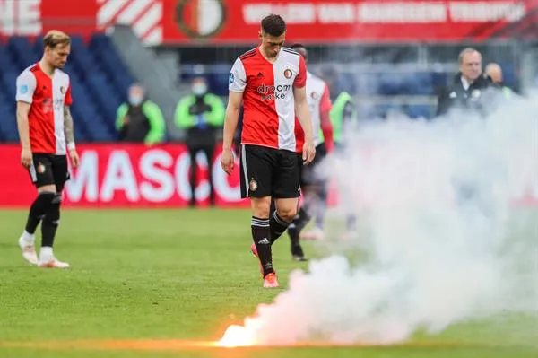 Jugadores del Feyenoord junto a bengalas