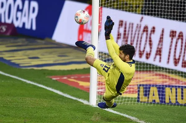 EFE Rossi paró dos penales