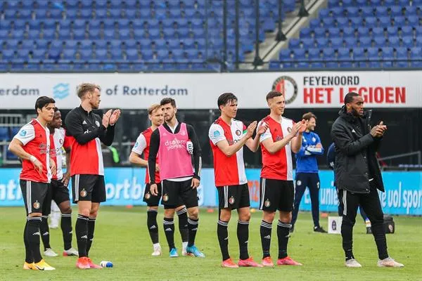 Jugadores del Feyenoord aplauden a los Ultras para evitar tensión