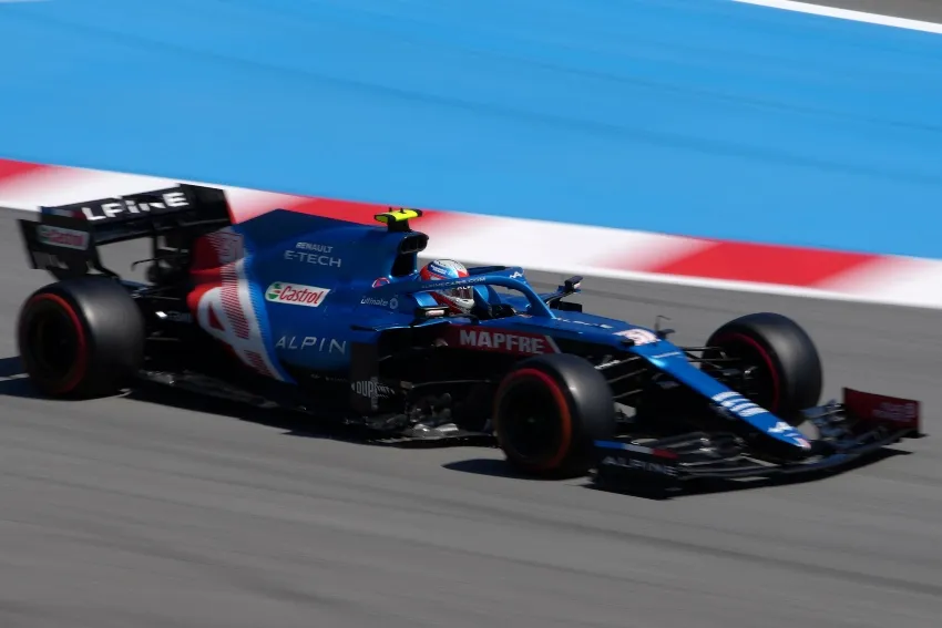 Esteban Ocon pilotando la monoplaza de Alpine