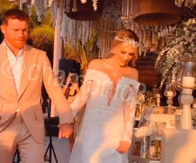 INSTAGRAM @chamonic3 El pugilista mexicano y su esposa durante la celebración