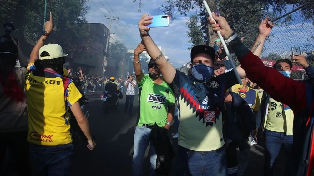 Aficionados del América recibiendo al equipo