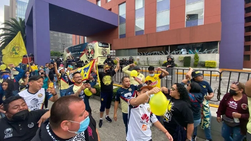 Aficionados del América afuera del hotel