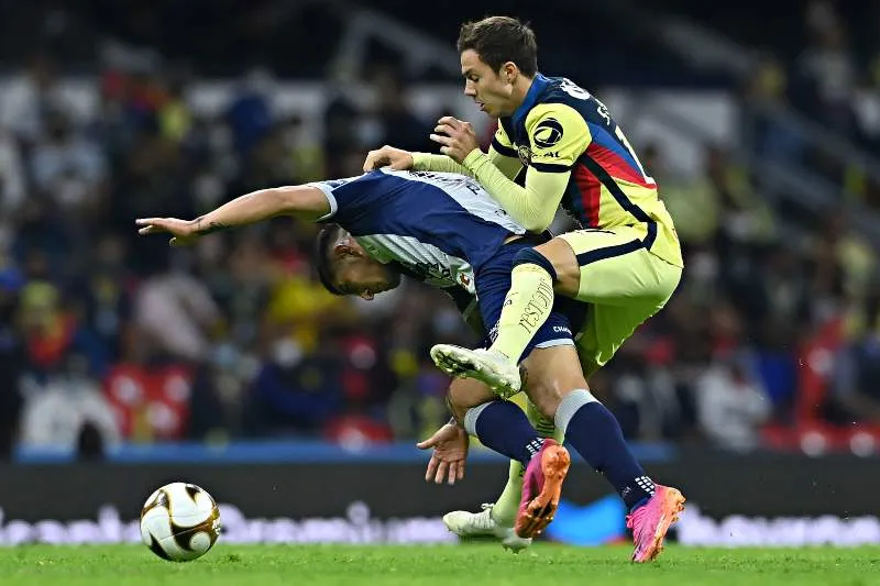 Sebastián Córdova en partido con América