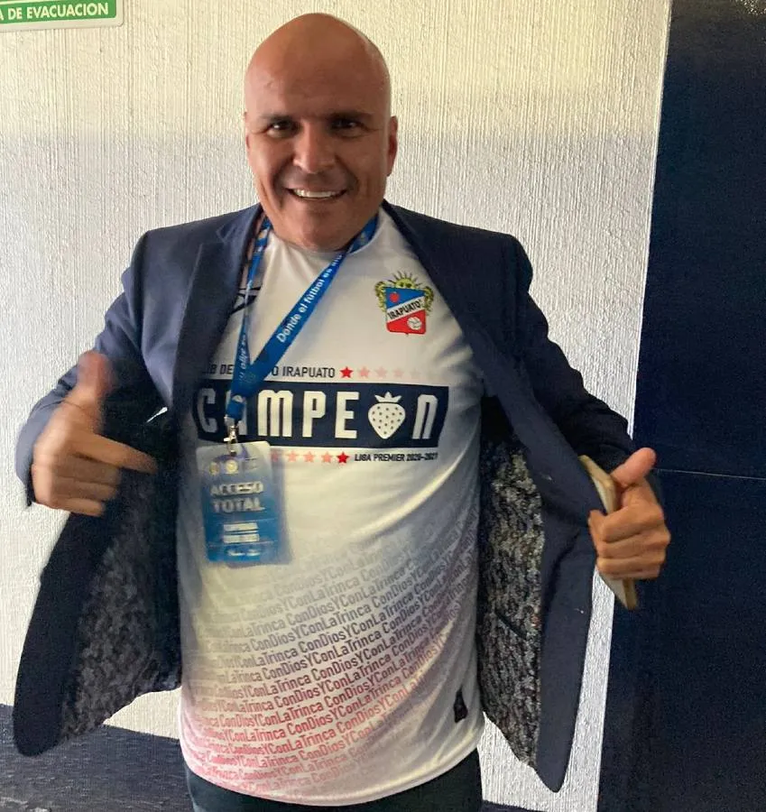 Francisco Chacón con la playera de Irapuato Campeón