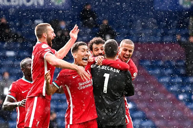 AP Los jugadores del Liverpool celebran el gol del portero
