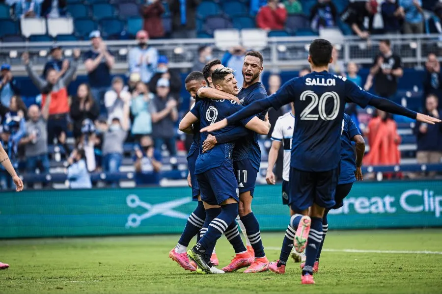 Pulido celebra un gol con sus compañeros