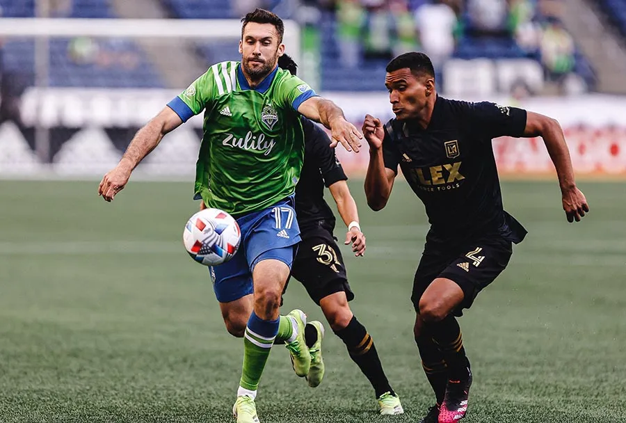 Will Bruin dipsuta el esférico con Eddie Segura