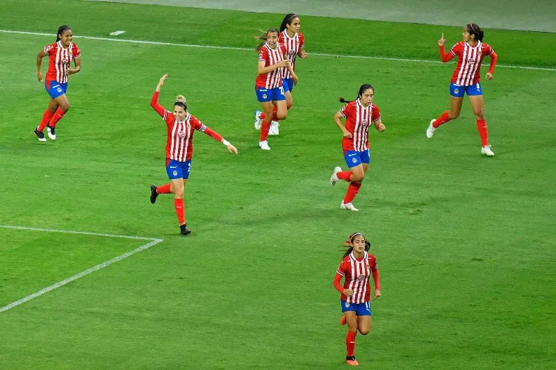 IMAGO7 Jugadoras de Chivas celebran gol vs Atlas