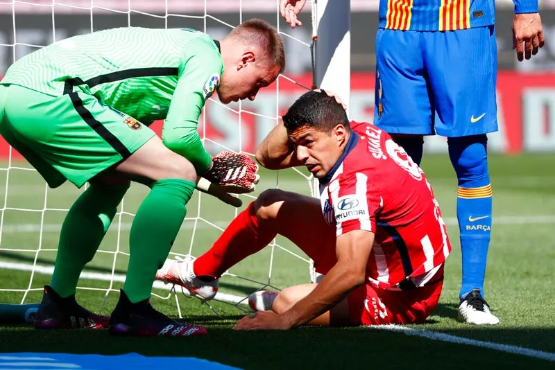 AP El portero ayuda a levantarse a Luis Suárez