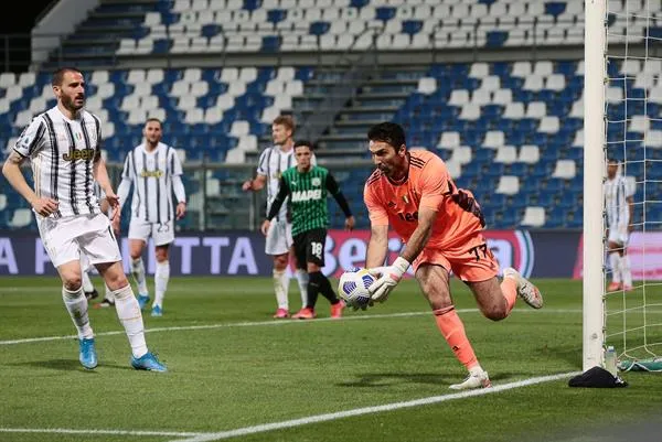 Gianluigi Buffon en acción con la Juventus